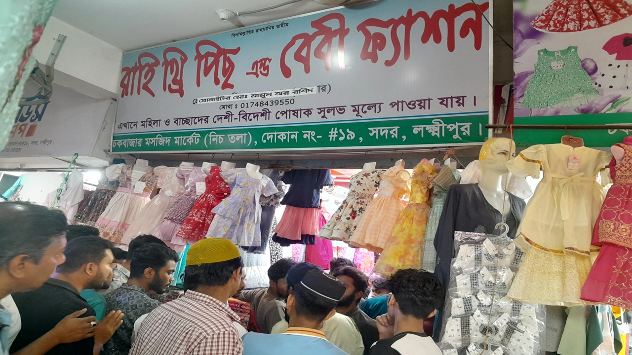 জামা না কেনায় মার্কেটে দুই তরুণীকে ‘জিম্মি’, সাংবাদিককে হেনস্তা